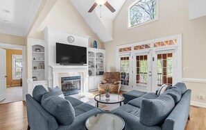 TV - Lake Therapy | Waterfront | Pet-friendly (Macon)
