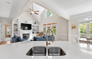 TV - Lake Therapy | Waterfront | Pet-friendly (Macon)