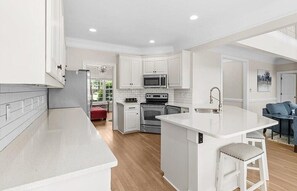 Fridge, microwave, oven, stovetop - Lake Therapy | Waterfront | Pet-friendly (Macon)