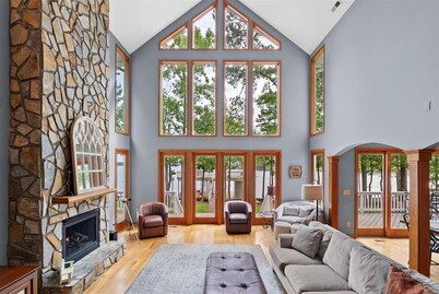 Vacate Reality-Spacious, Waterfront, Pet-Friendly