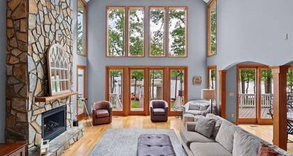 Vacate Reality-Spacious, Waterfront, Pet-Friendly