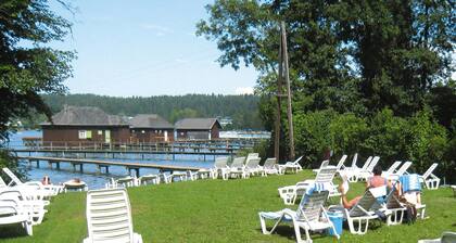 Bungalow on Lake Klopein With Garden