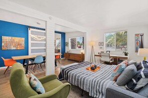 2 bedrooms, desk, iron/ironing board, WiFi