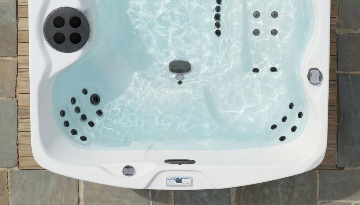 Ein Whirlpool mit zahlreichen Düsen, einer Bedienkonsole und einem Sicherheitsring.