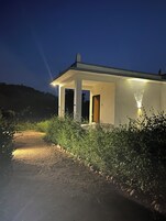 Suite panorámica, balcón, vistas a la montaña | 1 dormitorio, ropa de cama de alta calidad, edredones de plumas