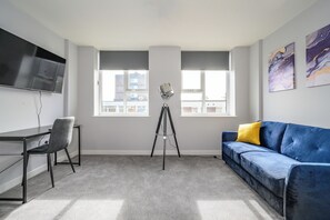 Superior studio | Woonruimte | Een 50-inch smart-tv met digitale zenders