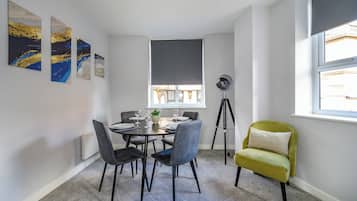 Familienapartment | Essbereich im Zimmer