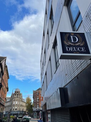 Un edificio moderno con un letrero que dice "DEUCE EST. 2022".