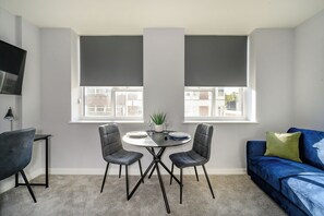 Klassieke studio | Woonruimte | Een 50-inch smart-tv met digitale zenders