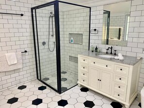 Douche, sèche-cheveux, serviettes fournies