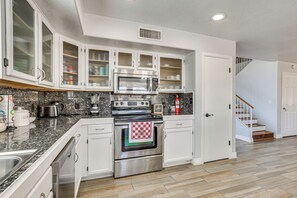 House (4 Bedrooms) | Interior - Glendale Gem: Outdoor Pool Table & Kitchen! (Glendale)