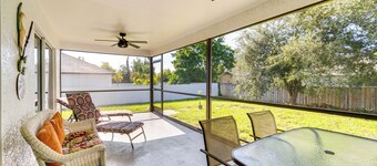 Near Shopping & Restaurants: Cape Coral Getaway
