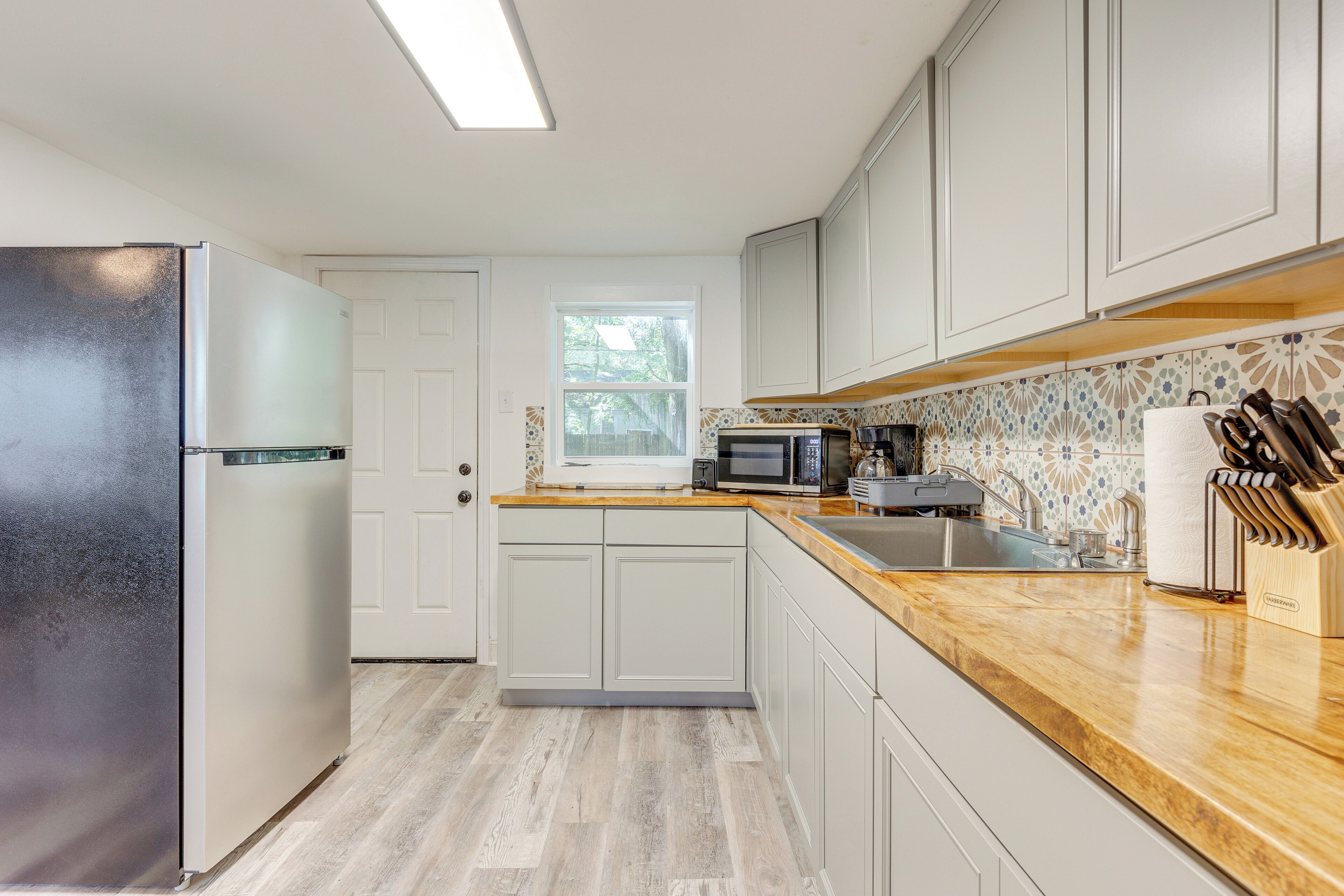 Dụng cụ nấu nướng/bát dĩa/dao nĩa, khăn giấy 