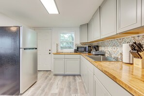 Cookware/dishes/utensils, paper towels - Charming Mobile Vacation Rental: 4 Mi to Downtown! (Mobile)