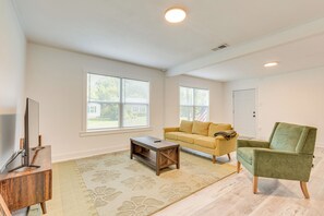 Living area - Charming Mobile Vacation Rental: 4 Mi to Downtown! (Mobile)