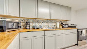 Cookware/dishes/utensils, paper towels