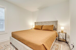 3 bedrooms, iron/ironing board, bed sheets - Charming Mobile Vacation Rental: 4 Mi to Downtown! (Mobile)