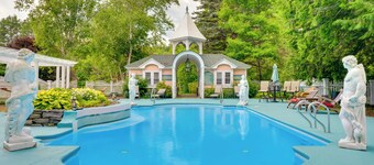 Mountain Views: Beautiful Nestlenook Farm Home!