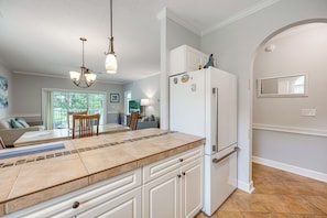 Apartment (2 Bedrooms) | Interior - Pool Access! Myrtle Beach Condo, 7 Mi to Boardwalk (Myrtle Beach)
