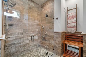 Douche, sèche-cheveux, serviettes fournies