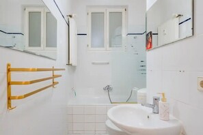 Articles de toilette écologiques, sèche-cheveux, serviettes fournies