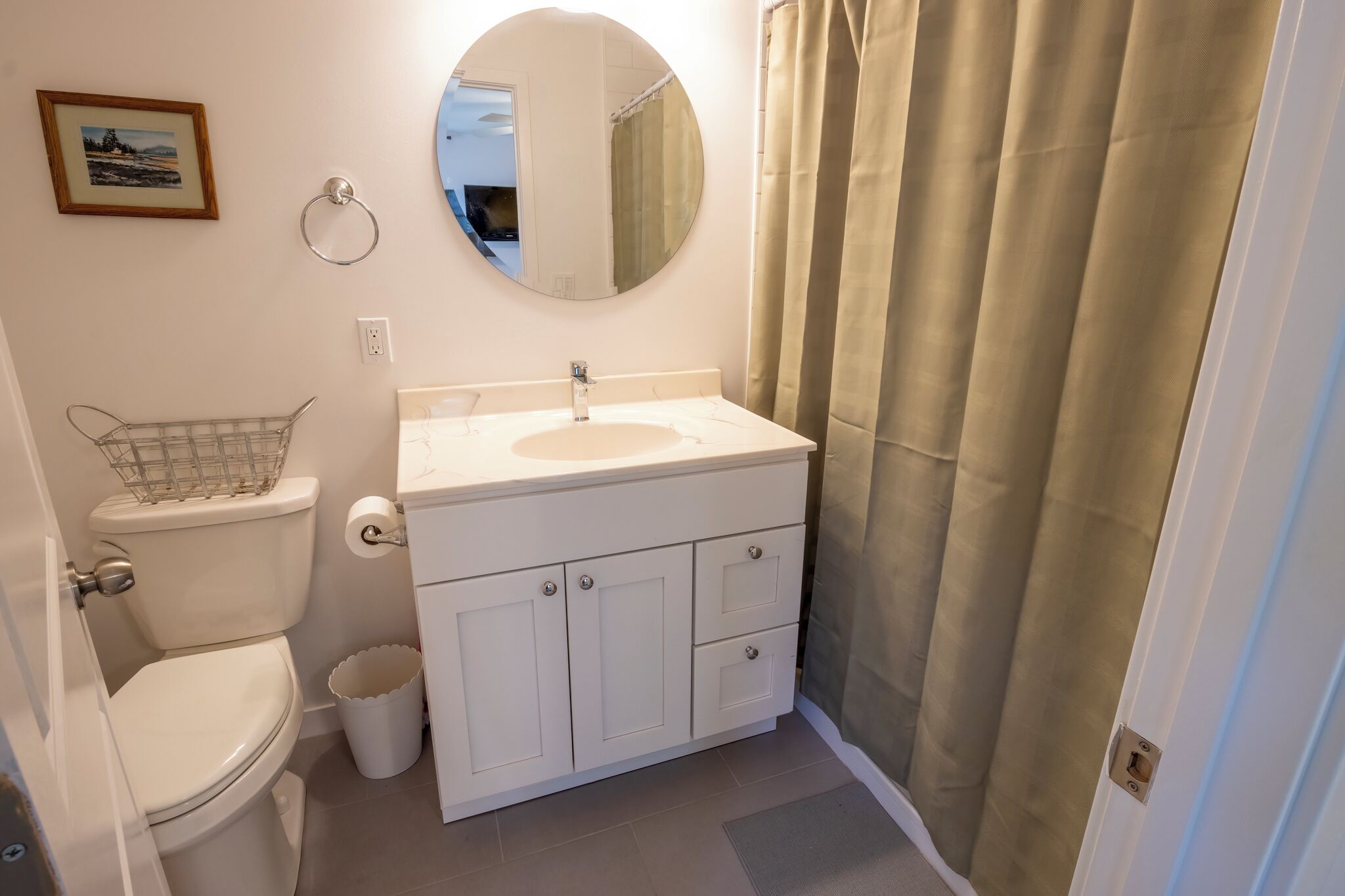 Un bagno piccolo con il water, un lavandino e uno specchio.