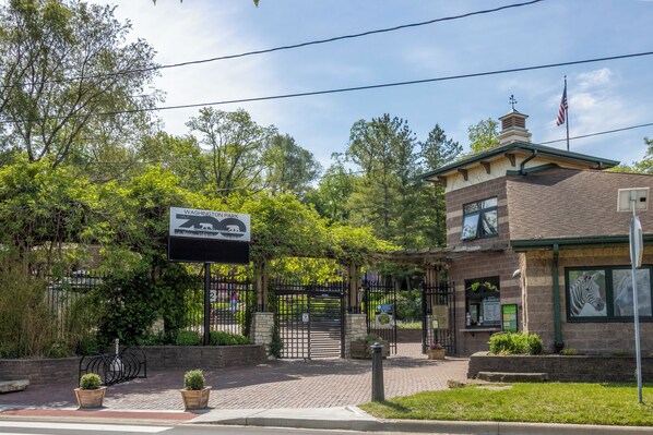 A building with a sign reading "Washington Park Zoo" and a fenced entrance. - Quiet, Pet-friendly duplex near Lake Michigan (Michigan City)