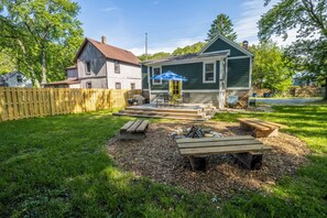 Outdoor dining - Quiet, Pet-friendly duplex near Lake Michigan (Michigan City)