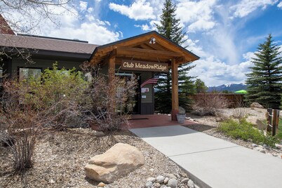 Beautifully renovated 2 bedroom with clubhouse amenities