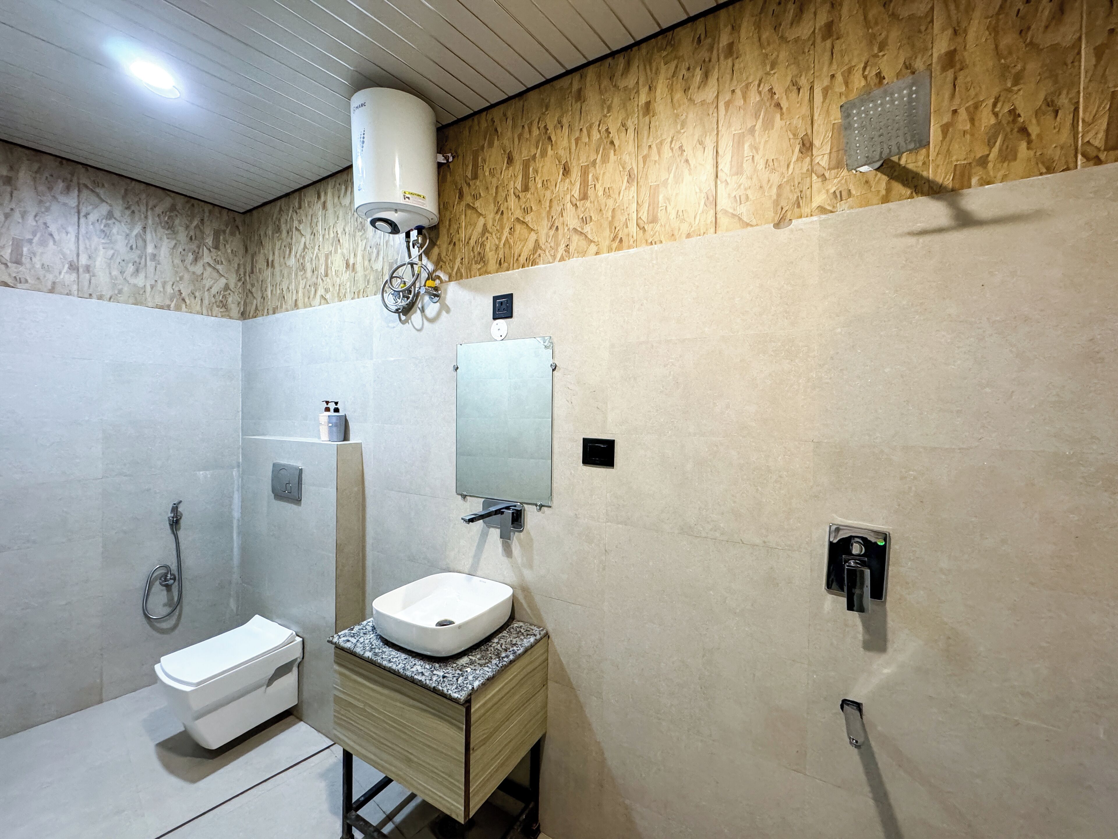 Un baño moderno con inodoro, lavamanos y ducha.