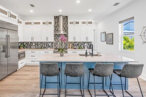 Geladeira, micro-ondas, fogão, cooktop