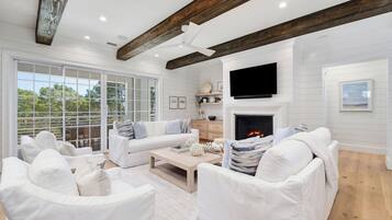 TV, lareira, pebolim, aparelho de som