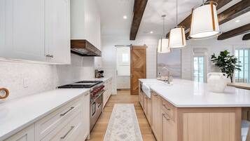 Geladeira, micro-ondas, fogão, lava-louças