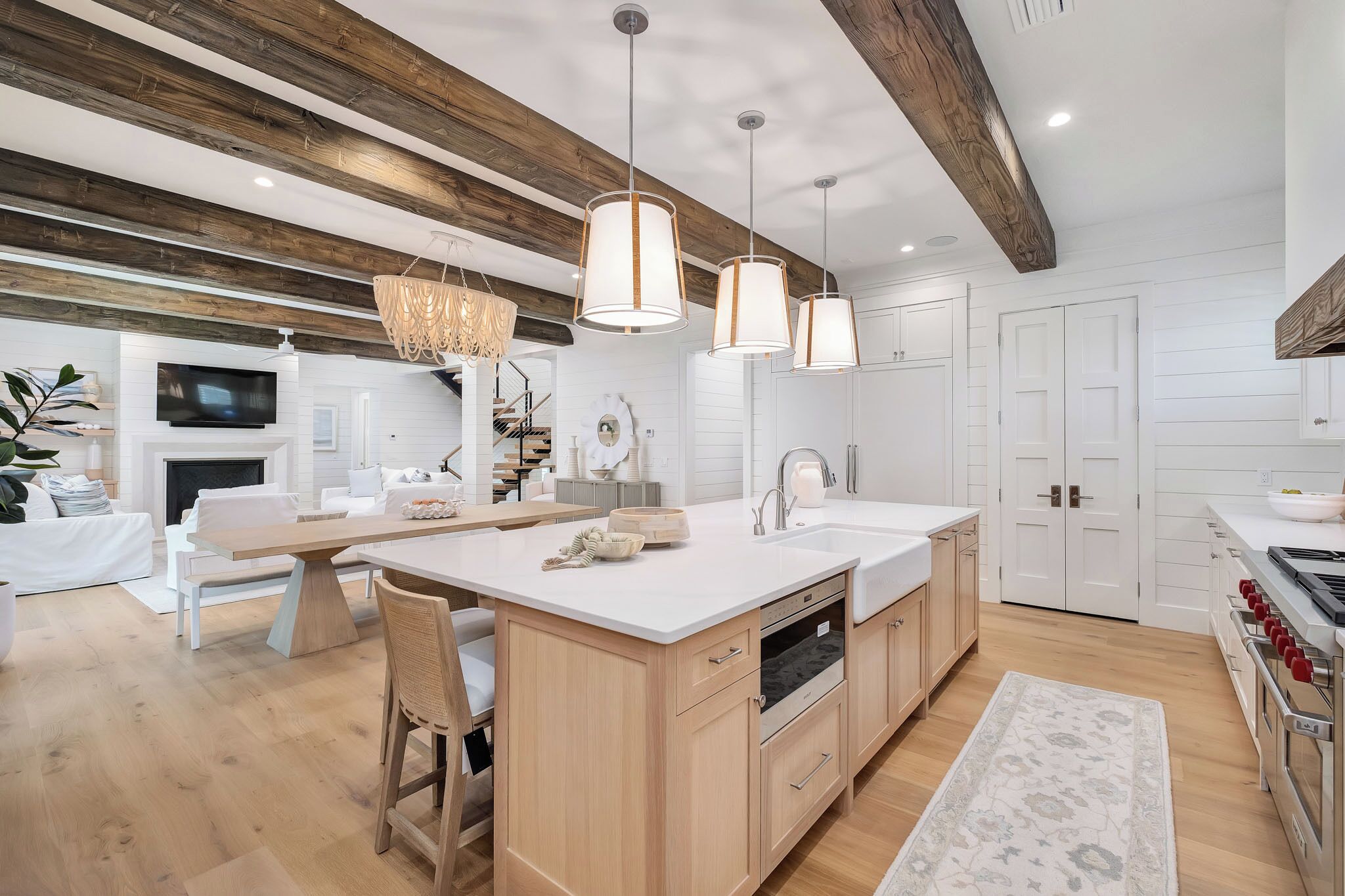 Een koelkast, een microgolfoven, een oven, een vaatwasser