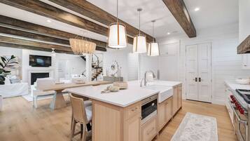 Een koelkast, een microgolfoven, een oven, een vaatwasser