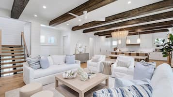 TV, lareira, pebolim, aparelho de som