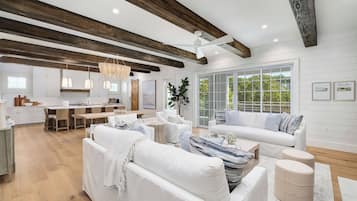 Televisie, een open haard, tafelvoetbal en een stereo