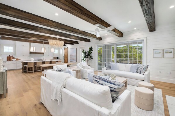 Televisión, chimenea, futbolito, estéreo