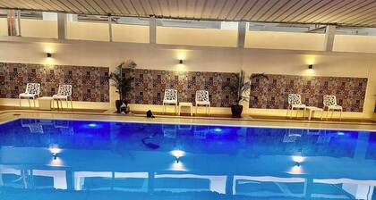 Condo Near Airport Okada MOA w/ 60 inch smart TV