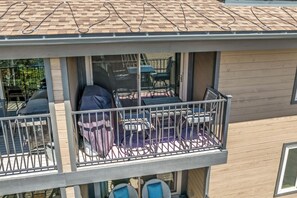 Un balcón con mobiliario exterior, incluyendo sillas y una mesa.