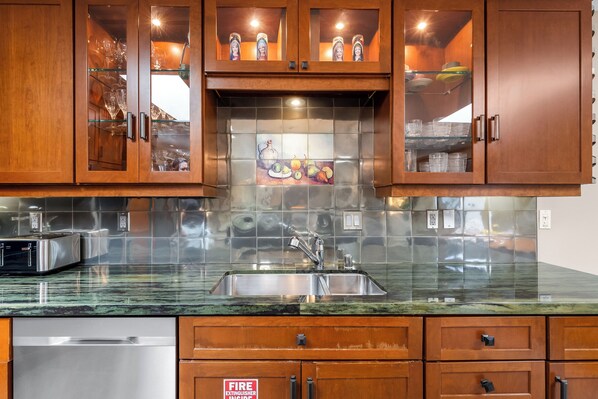 Stovetop, coffee/tea maker, toaster, dining tables - Movie Colony Escape - Palm Springs Luxury w/ Pool (Palm Springs)