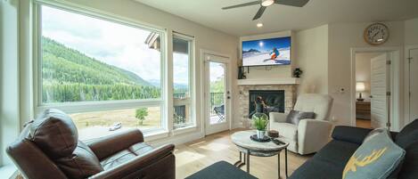 Smart TV, fireplace
