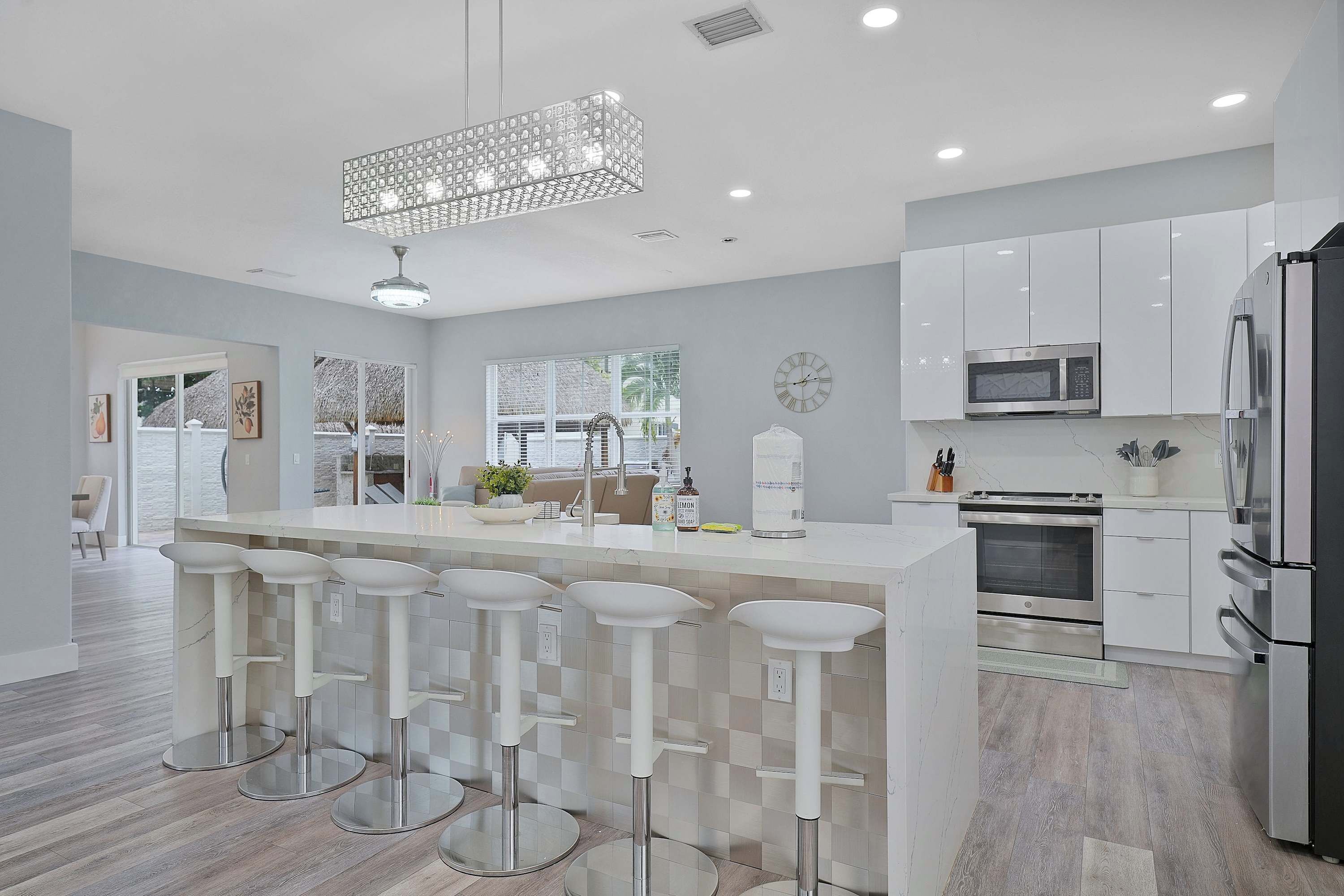 Kjøleskap, mikrobølgeovn, ovn og kokeplater