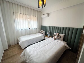 3 quartos, ferros/tábuas de passar roupa, berço de viagem