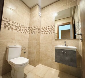 SĂšche-cheveux, serviettes fournies, savon, papier toilette