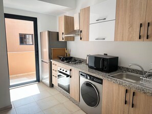 Geladeira, micro-ondas, fogão, cooktop