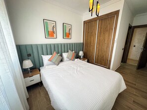 3 quartos, ferros/tábuas de passar roupa, berço de viagem