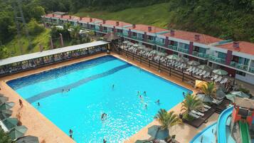 3 buitenzwembaden, parasols bij het zwembad en ligstoelen