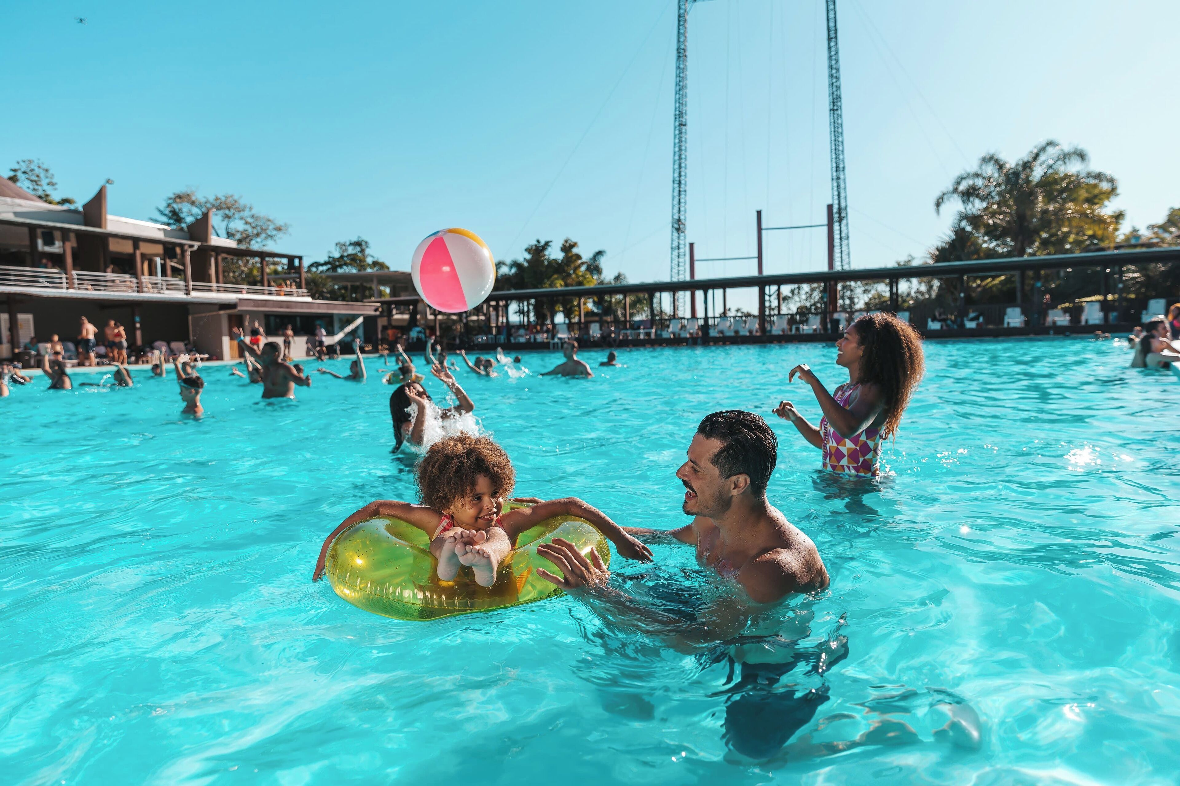 3 piscinas externas, funciona das 8h às 20h, guarda-sóis