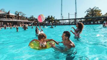 3 piscinas externas, funciona das 8h às 20h, guarda-sóis